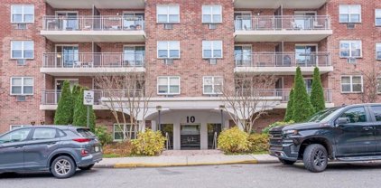 10 Ipswich Avenue Unit #3f, Great Neck