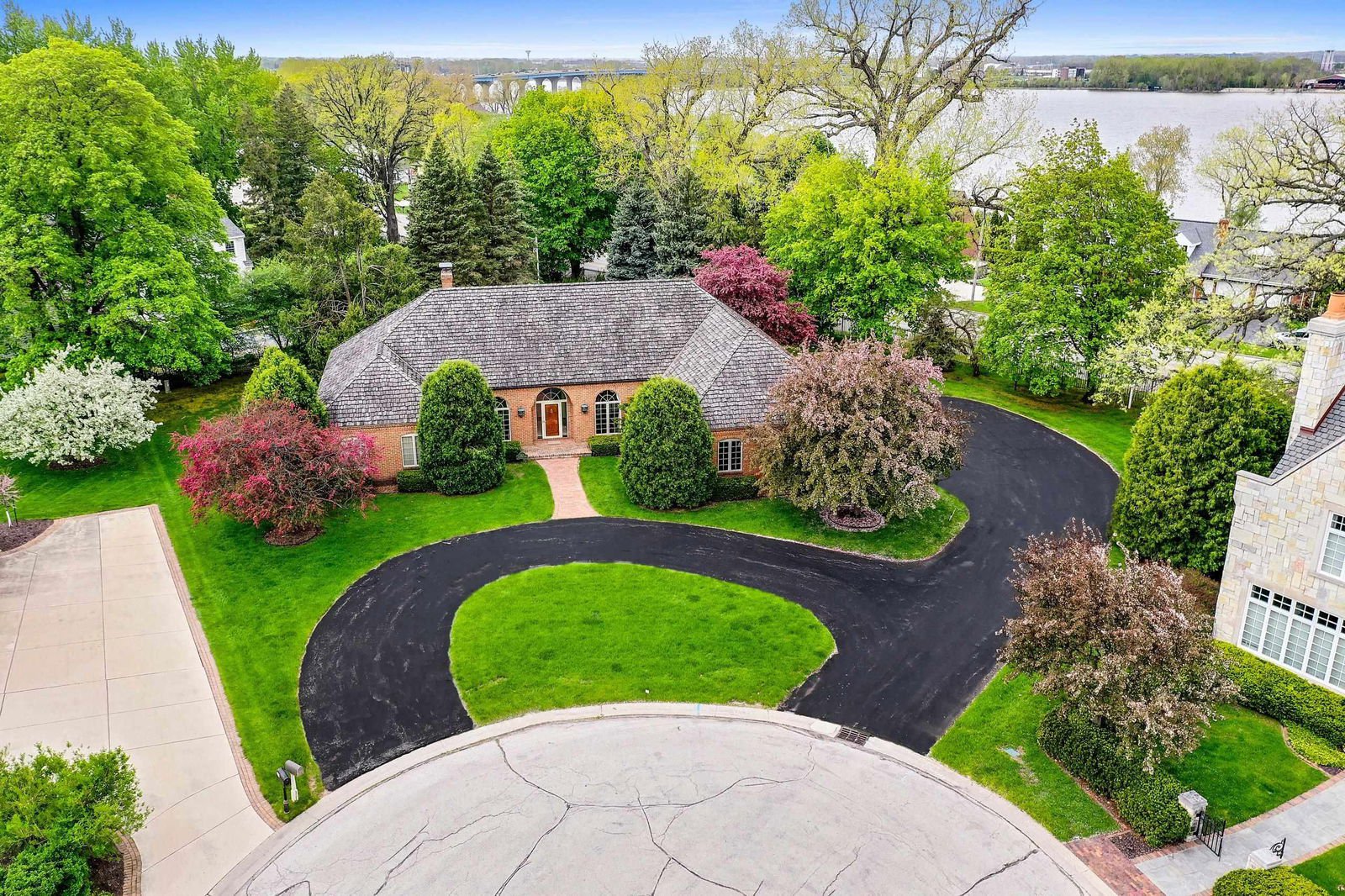 321 BRAEBOURNE Court, Green Bay, WI 54301, 54301