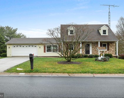 204 Cardinal Dr, Shrewsbury