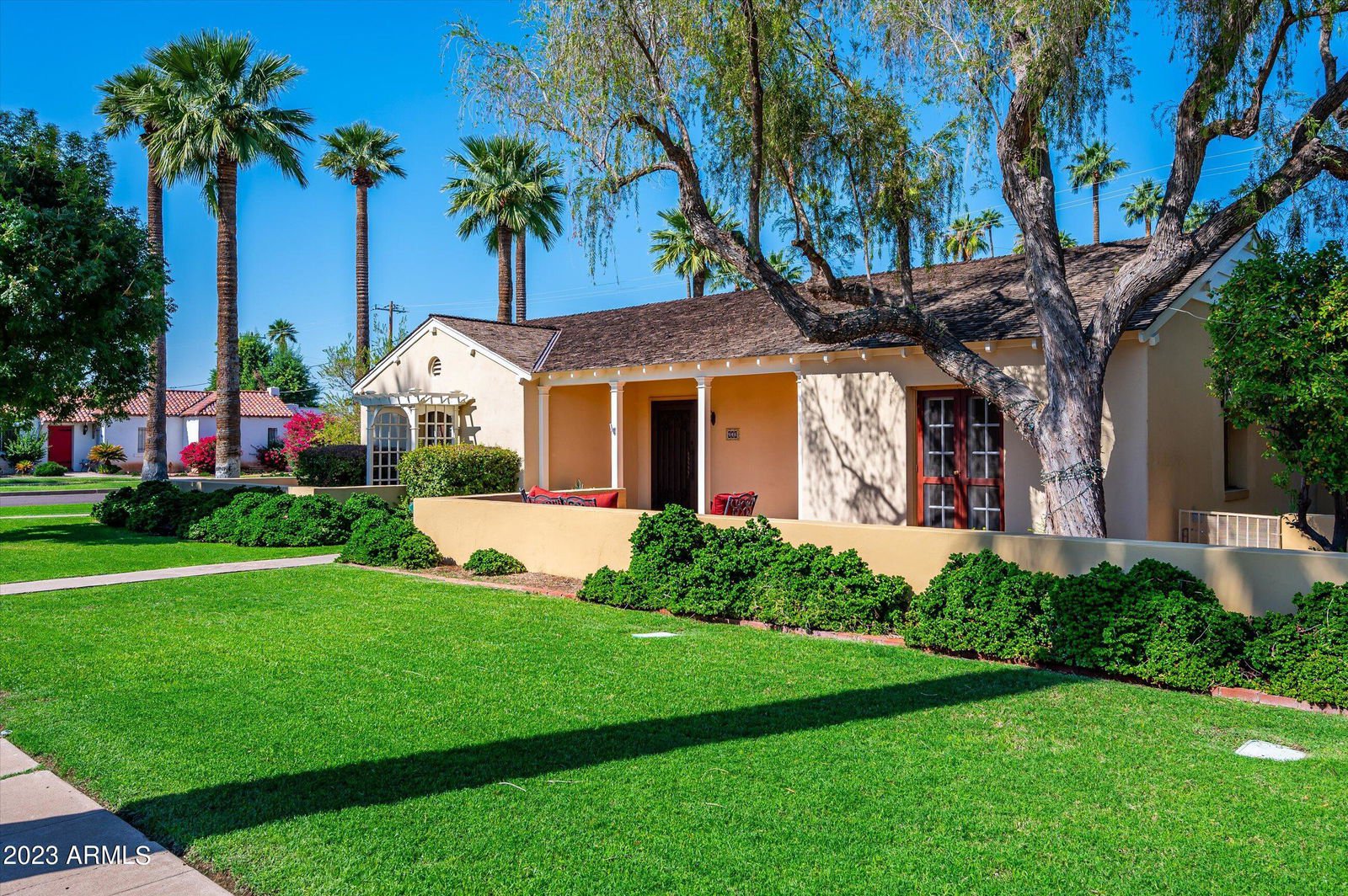 946 W Palm Lane, Phoenix, Arizona 85007. 3 bedrooms 2.5 baths with 2196 square feet of living space.