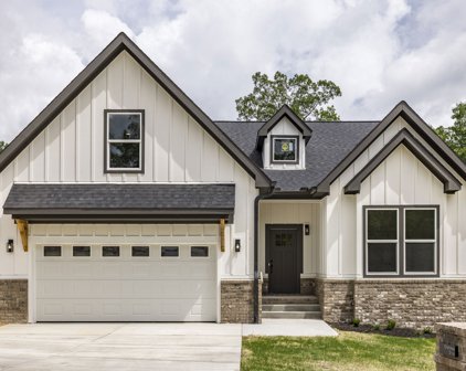 305 Cherokee Ct, White Bluff