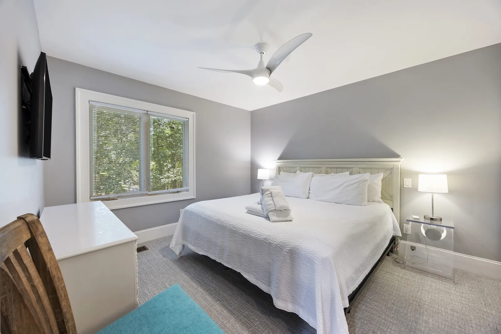 First floor guest bedroom, photograph 1