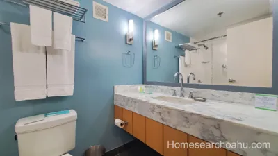 Ala Moana Hotel Bathroom