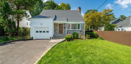 71 Parkway Circle, Eastchester
