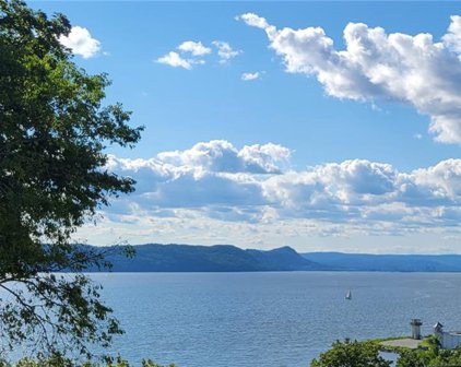 22 Hudson Point Lane, Ossining