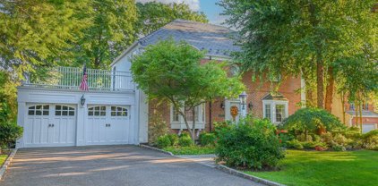 82 Country Club Drive, Manhasset