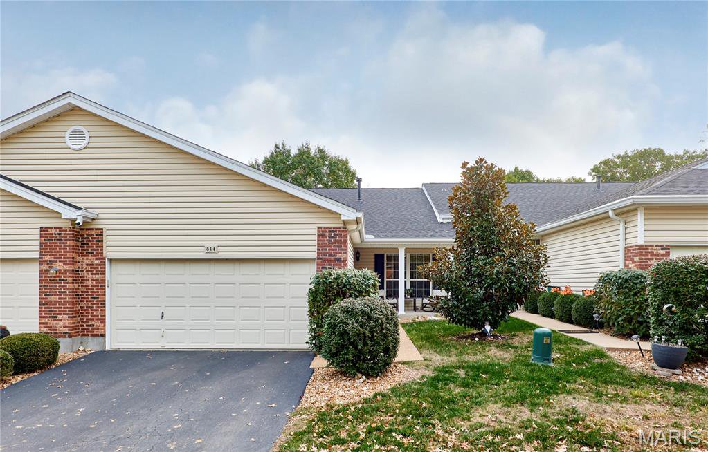 814 Woodside Trails Dr, Ballwin, 63021