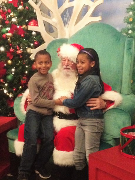 santa-williamsburg-yankee-candle-factory