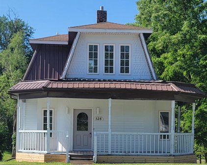 528  W Maple St, Centerville