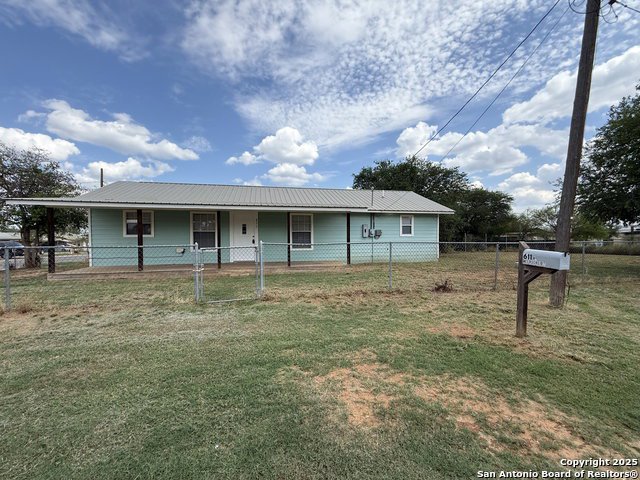 611 N Meerscheidt St, Dilley, TX 78017 Home for Sale | 210-482-3200