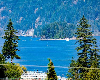 706 Roslyn Boulevard, North Vancouver