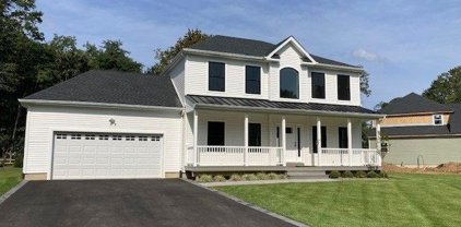 3 Shaw Lane, East Moriches