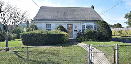15 Park Circle N., E. Farmingdale