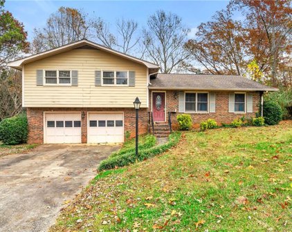 8140 Woodcliff Trail, Riverdale