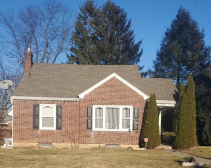 303 Amherst Ave, West Lawn