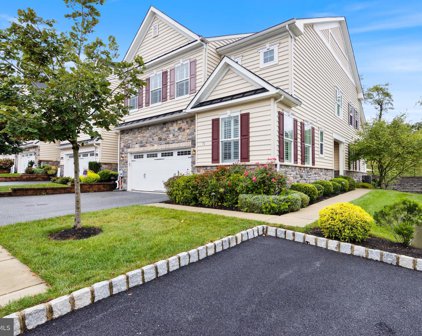 71 Skylar Cir, Media
