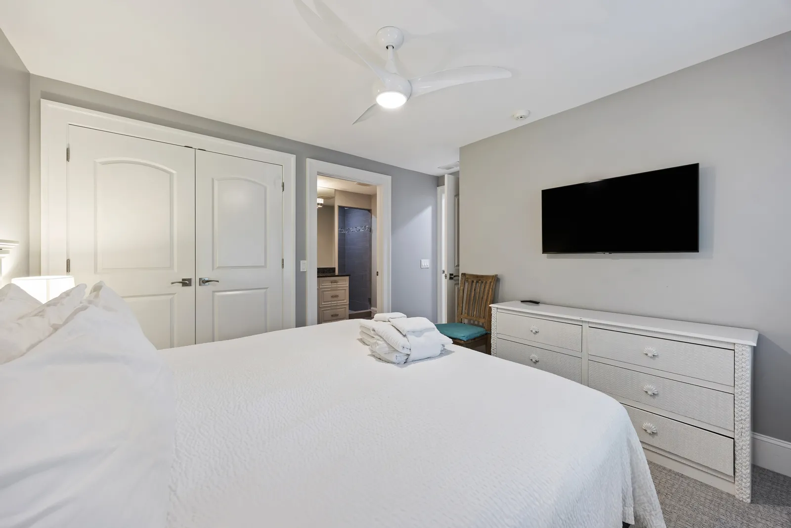 First floor guest bedroom, photograph 2
