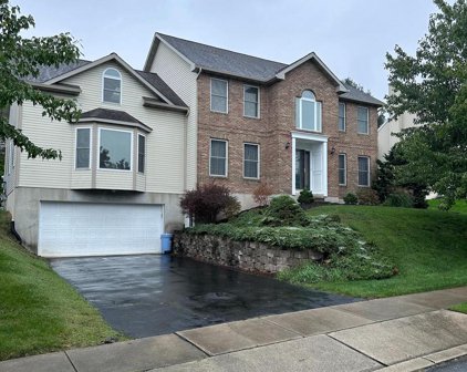 66 Sycamore Dr, Reading