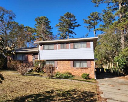 990 Pinecrest Drive, Forest Park