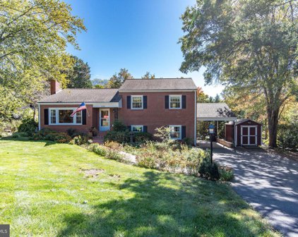 696 Janneys Ln, Alexandria
