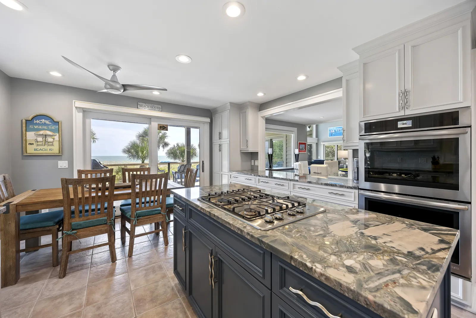 8 Dinghy kitchen photograph 1
